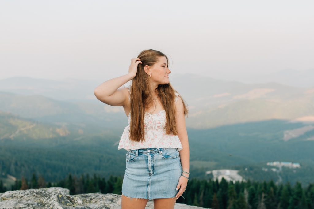 A senior photography session on mount spokane wa overlooking mountains